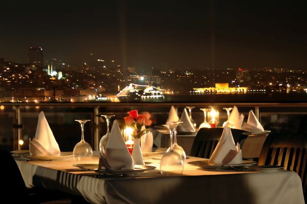 Candle Light Dinner an einem besonderen Ort erleben - Hier Angebote vergleichen