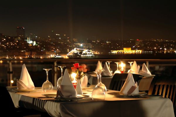 Candle Light Dinner an einem besonderen Ort erleben - Hier Angebote vergleichen